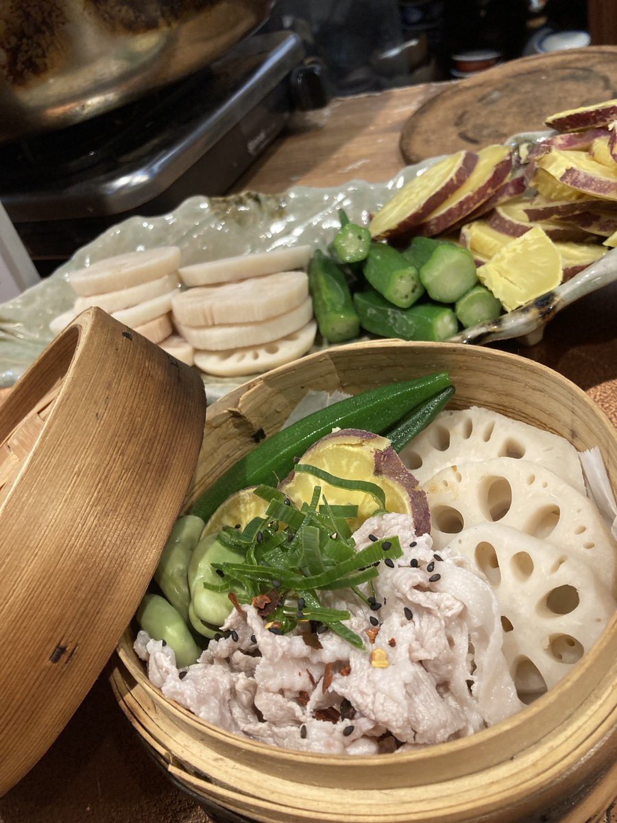 umehibarigroup's tweet photo. 梅と雲雀１８時ＯＰＥＮ‼️
本日お席余裕があります🆗

【豚肉と野菜の蒸しぽん🐽】を準備しています❗️
温まりに来られてください🙌

【お弁当🍱オードブル🍗🍤】
【お昼宴会🍻】ご予約承ります✉️

ホールスタッフ募集中です👘
よろしくお願いします🙇‍♂️🙇‍♀️ https://t.co/VwQ03yVveZ