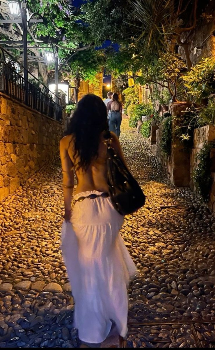 Tre cose sono
veramente importanti
nella vita:
quanto bene hai
amato,
quanto pienamente hai
vissuto
e quanto
profondamente
sei stato capace
di lasciar andare
le cose che non destinate a te.

 ✏️.Proverbio
Buddhista