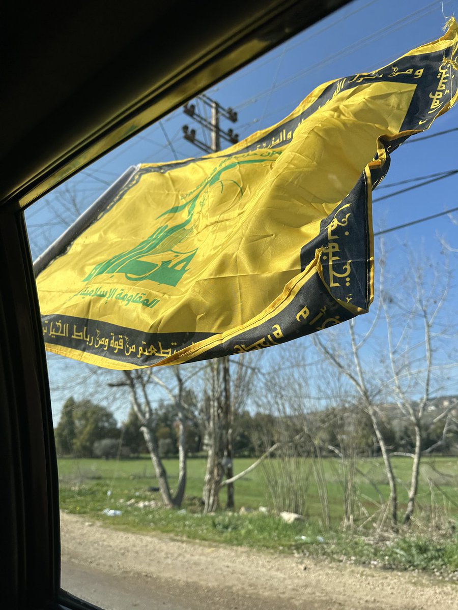 Roaa05934344776's tweet photo. راية حزب الله صنعت مجدَ لبنان✌🏻💛
#الجنوب https://t.co/UawIE2kDPF