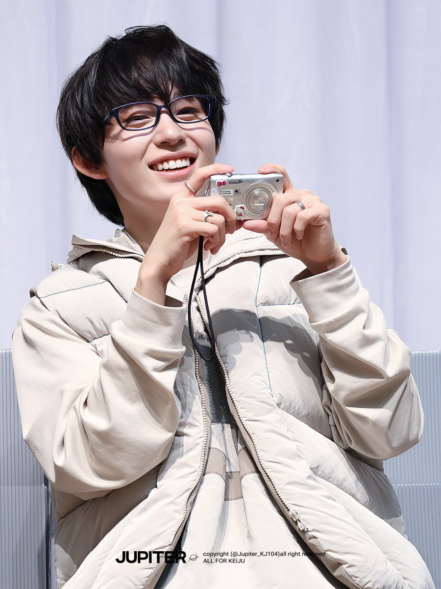 Jupiter_KJ104's tweet photo. 250126 WITHMUU Fan sign

：이주가 왜 천사인 걸 알아? 
🌲：몰라요〃•  ֊  •〃ฅ       
：니가 생일이 10월 4일이라서 1004천사자나!
🌲：어ㅓㅓㅓㅓ!!!!! 𖦹𖦹.ᐟ.ᐟ       

#케이주 #KEIJU #킥플립 #KickFlip https://t.co/Z2zZCtreNe