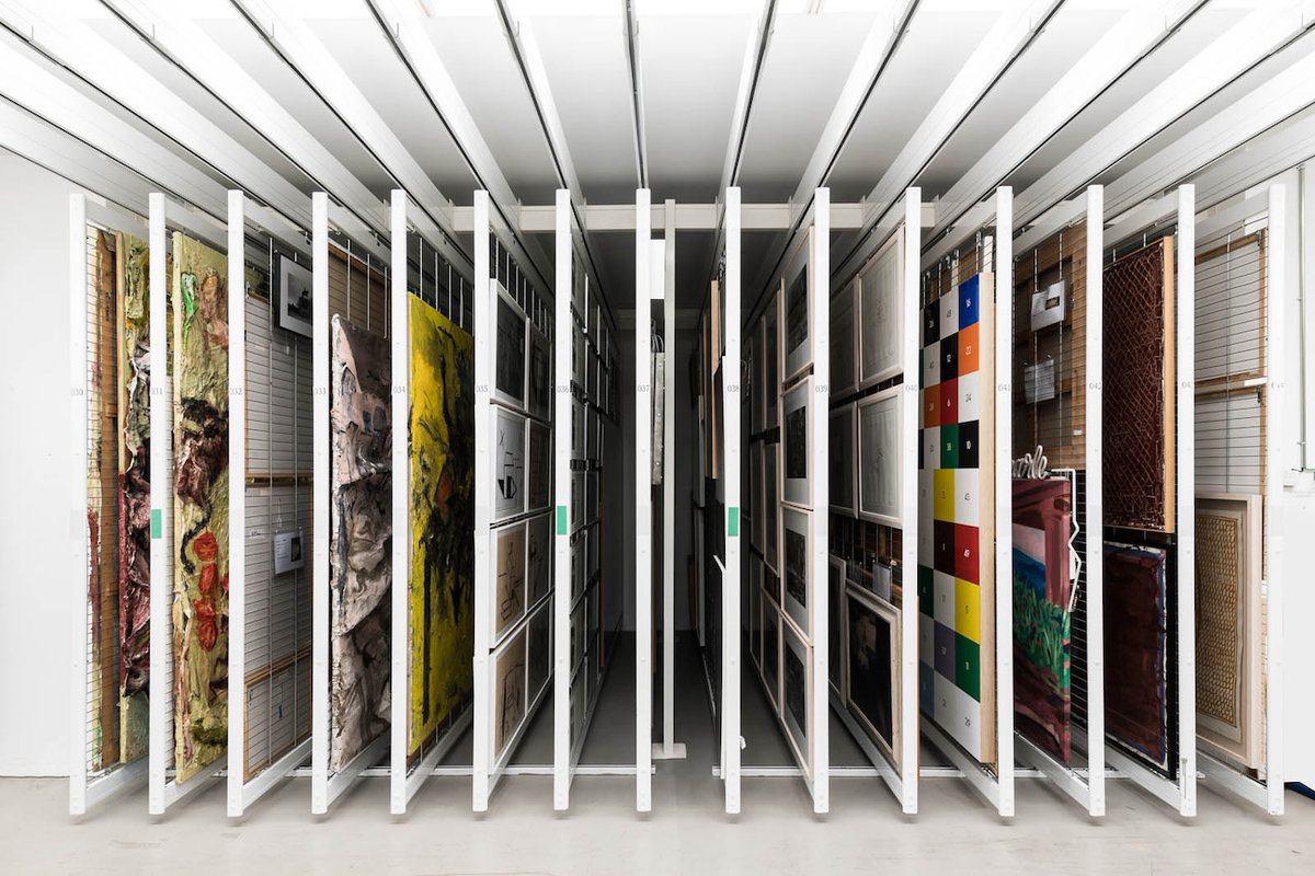 ✨Aquest dijous 30/1, els #AmicsMACBA podran explorar les reserves del museu, uns espais normalment inaccessibles al públic on s’emmagatzema una part essencial de la Col·lecció, acompanyats per l'equip de registre del MACBA.
Encara no ets Amic del MACBA? 👉tiny.cc/amicsmacba