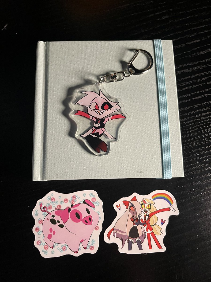 TechWithDaave's tweet photo. Just added this fabulous Angel Dust acrylic keychain to my Etsy shop! 🎉 Each order comes with 2 bonus stickers. Don’t miss out, Hazbin Hotel fans! 🕷️✨
Grab yours here: 

https://t.co/4XOorDZ5Vf

#HazbinHotel #AngelDust #AnimeMerch #EtsySeller #LGBTQMerch #KeychainCollector https://t.co/kW1IrsfJLM