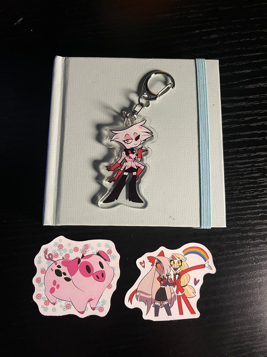 TechWithDaave's tweet photo. Just added this fabulous Angel Dust acrylic keychain to my Etsy shop! 🎉 Each order comes with 2 bonus stickers. Don’t miss out, Hazbin Hotel fans! 🕷️✨
Grab yours here: 

https://t.co/4XOorDZ5Vf

#HazbinHotel #AngelDust #AnimeMerch #EtsySeller #LGBTQMerch #KeychainCollector https://t.co/kW1IrsfJLM