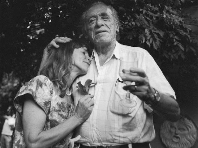 Aşk yoksa cinsellik bir hiçtir.
Cinsellik ancak taraflar arasında duygu varsa anlamlı olabilir
#Bukowski #ÖlülerBöyleSever