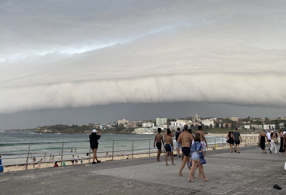 BOM_NSW's tweet photo. Bondi Beach right now.  🌥️🌩️😲

Severe Thunderstorms are impacting parts of #Sydney, with multiple warnings in place. 

Warning information and thunderstorm areas found here: https://t.co/Ss766eSCrL https://t.co/gEWI0BqPiO