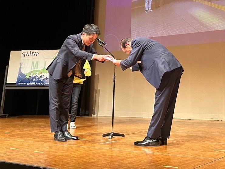 shakyo_komono's tweet photo. 1/24、三重県総合文化センターでJAIFA三重県協会新春セミナーが行われました。 講演前には昨年12/2にJAIFA三重県協会様より寄贈していただいた福祉巡回車の贈呈式が行われました。
#JAIFA
#JAIFA三重県協会 https://t.co/2AV0Km2uDA