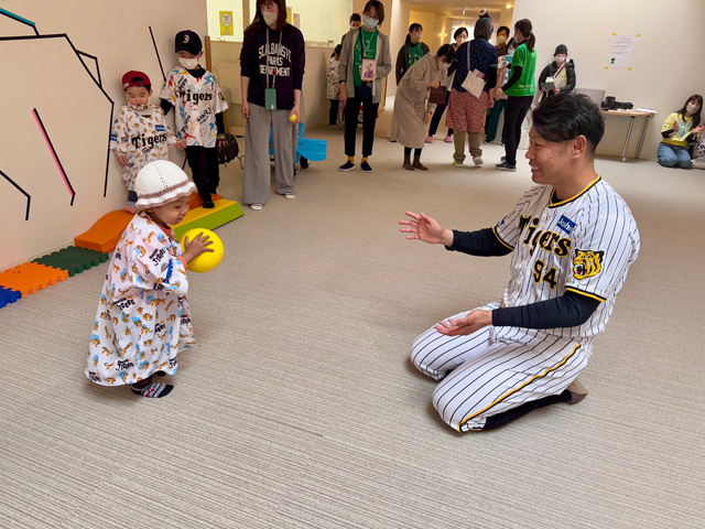 TigersDreamlink's tweet photo. 本日、 #原口文仁 選手が、神戸市内の小児がんをはじめとする医療ケア施設「チャイルド・ケモ・ハウス」に対して、総額73万円の寄付を実施いたしましたのでお知らせいたします。
https://t.co/XZzta5xD9j

#90th
#阪神タイガース
#鼓動を鳴らせ_虎道を進め https://t.co/bfALJ6dIZl