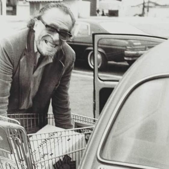 "Ünlü biriymiş gibi davranıyorsun."
"Hep böyleydim ben, yazmadan önce de."
"Gördüğüm en tanınmamış ünlüsün sen."
#Bukowski #Kadınlar