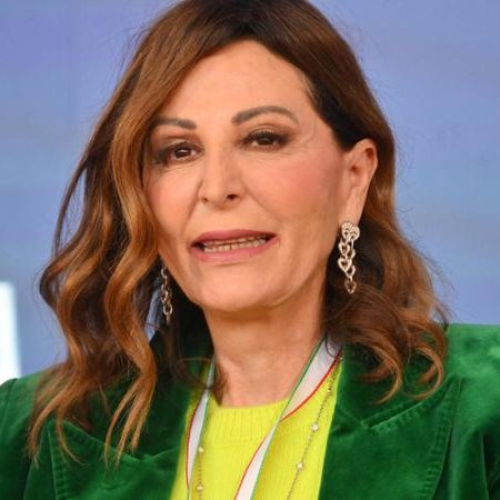 "Non mi dimetto e vado avanti", così dice stamani.

L'altro giorno parlavo con uno che conosco qui nel mio quartiere, sulla sessantina, elettore storico della destra, roba che ha iniziato dall'MSI e poi è finito a Fdi. Sapendo che faccio politica, mi ferma proprio e mi dice "oh