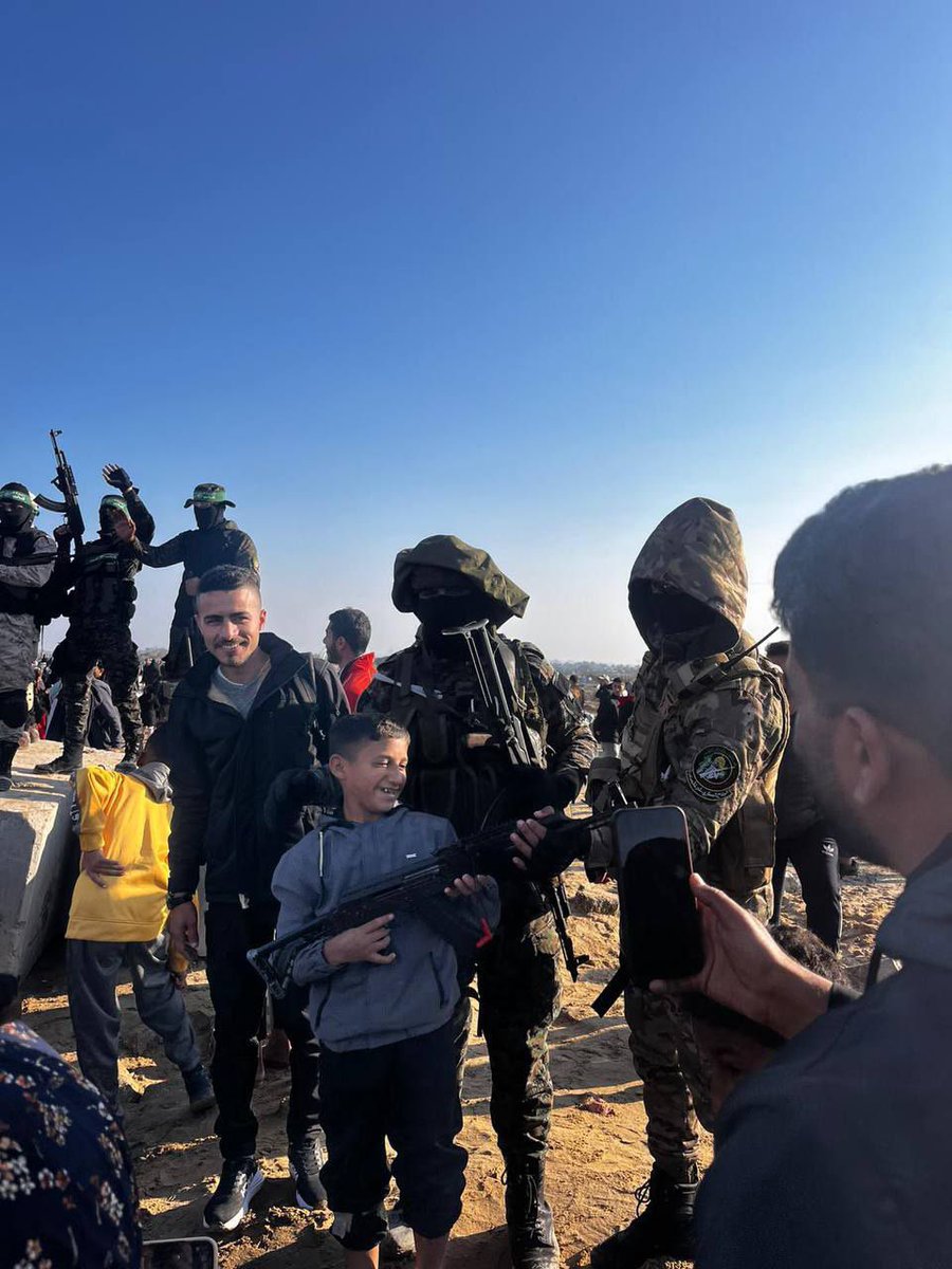 warfareanalysis's tweet photo. ⚡️Al-Qassam Brigades welcome displaced families returning to northern Gaza. https://t.co/39Ucs4IzKJ