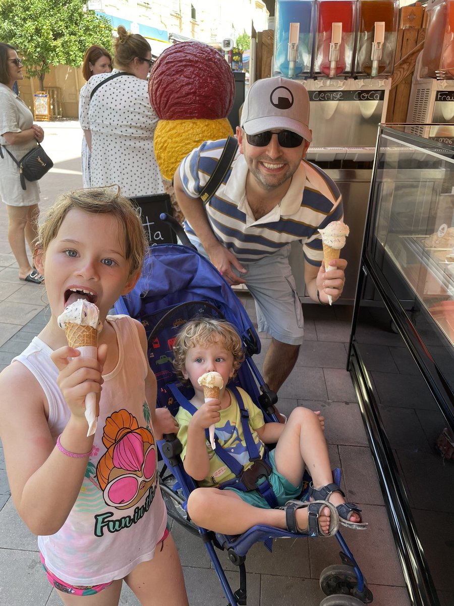 Happy 40th Birthday to my brilliant Husband <a href="/Hughdlb2/">Hugh de la Bedoyere</a>! Hope you have a wonderful day, We love you very much Sarah, Nell and James xxxxxx