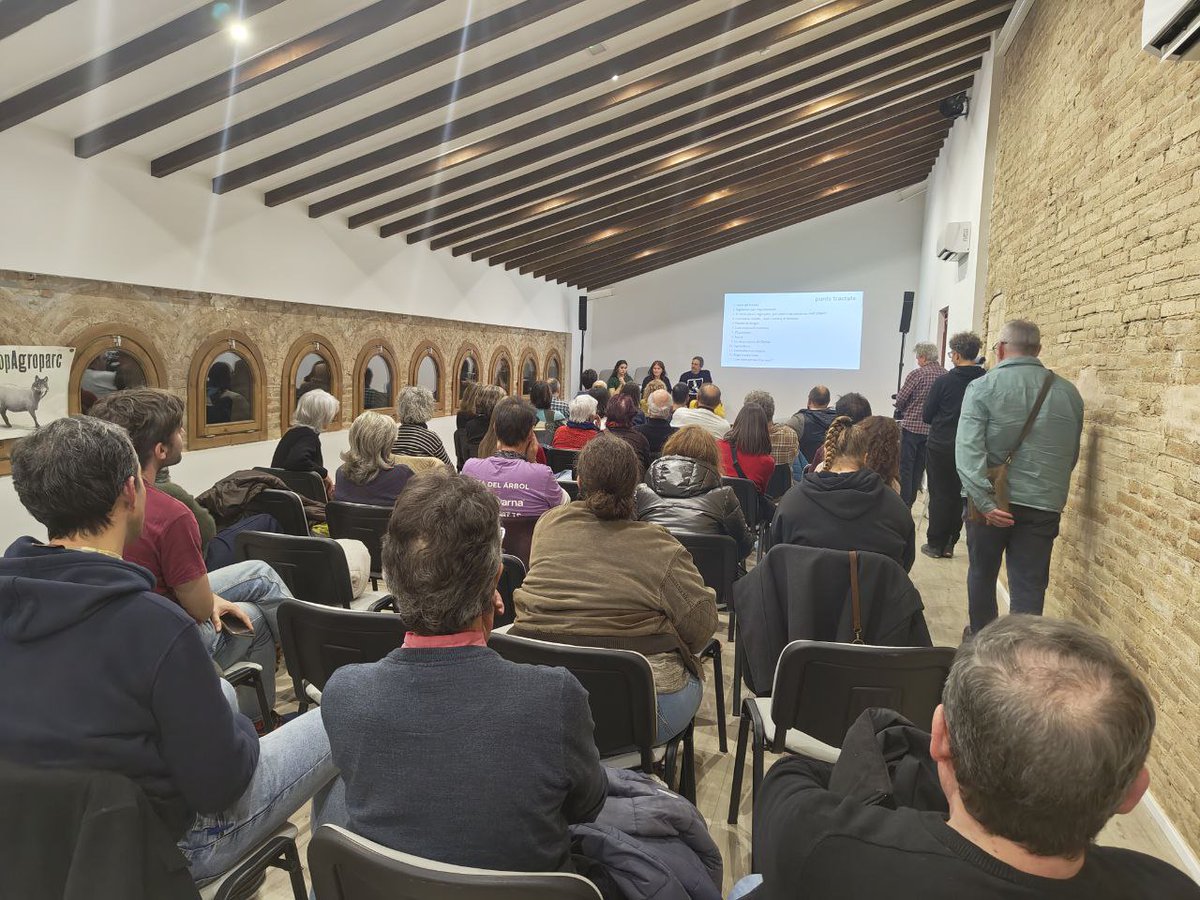 stopagroparc's tweet image. A l'acte informatiu convocat per Naturalistes de Gelida i StopAgroparc al CIC de Gelida només han assistit 3 regidores però la sala ha estat plena de veïnes i veïns de Gelida i Sant Llorenç d'Hortons. Agraïm la presència de les regidores Montse Rovira, Laura Manzano i QuinNavales