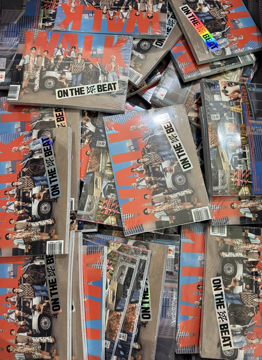 เดี๋ยวเรามีบั้ม walk มาปล่อยราคาน่ารักนะคะ 

- บั้มละ 75฿ (มีเยอะมากๆ 300 บั้ม +) 

รอของถึงไทยแล้วจะมาลงให้เอ้บอีกทีนะคะ เอาเยอะลดได้อีกค่ะ ฝากด้วยค่า ไม่มีที่จะเก็บแล้วววว 🙏🏻🥹