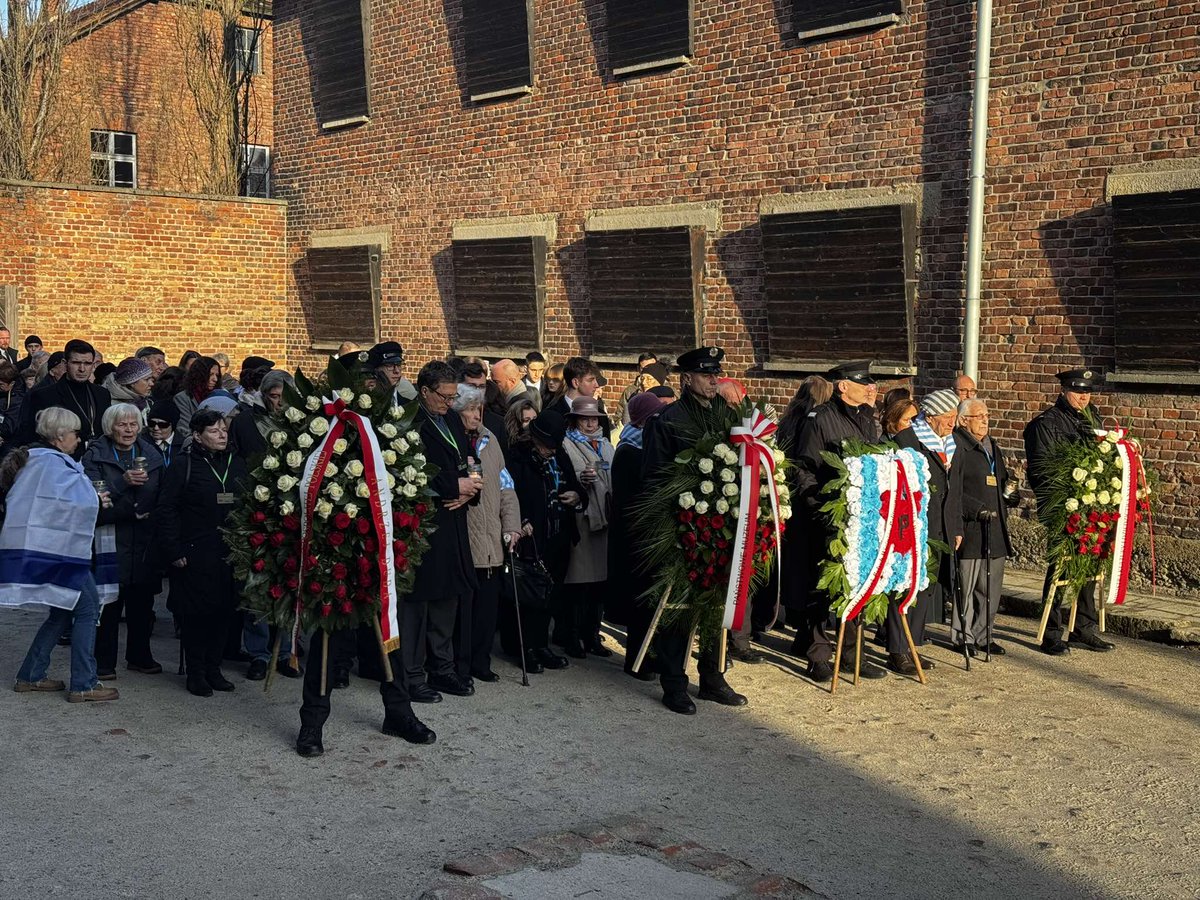 AuschwitzMuseum's tweet photo. Auschwitz Survivors, President of Poland @AndrzejDuda  and director of @AuschwitzMuseum Dr. Piotr M. A. Cywiński paid tribute to all victims of the German Nazi concentration and extermination camp Auschwitz at the Wall of Death. https://t.co/pynWr4LpIe
