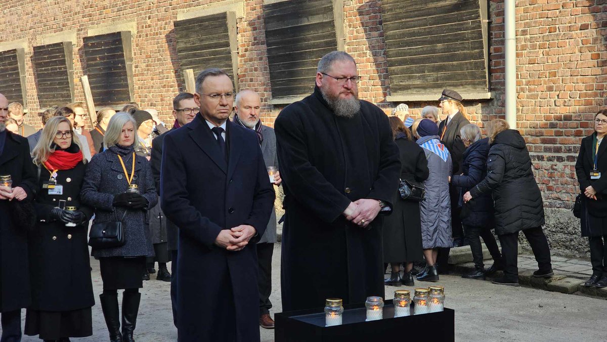 AuschwitzMuseum's tweet photo. Auschwitz Survivors, President of Poland @AndrzejDuda  and director of @AuschwitzMuseum Dr. Piotr M. A. Cywiński paid tribute to all victims of the German Nazi concentration and extermination camp Auschwitz at the Wall of Death. https://t.co/pynWr4LpIe