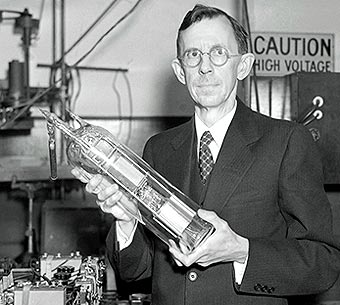REducativo's tweet photo. #TalDíaComoHoy fallecía Clinton Davisson.
Descubrió la difracción de los #electrones en superficies cristalinas, confirmando experimentalmente las teorías de la mecánica cuántica ondulatoria.
Compartió el Premio Nobel 🏆con George P. Thomson.
Descubre + 👇
https://t.co/wF6ZJcZQeQ https://t.co/ElPM7uxaPw