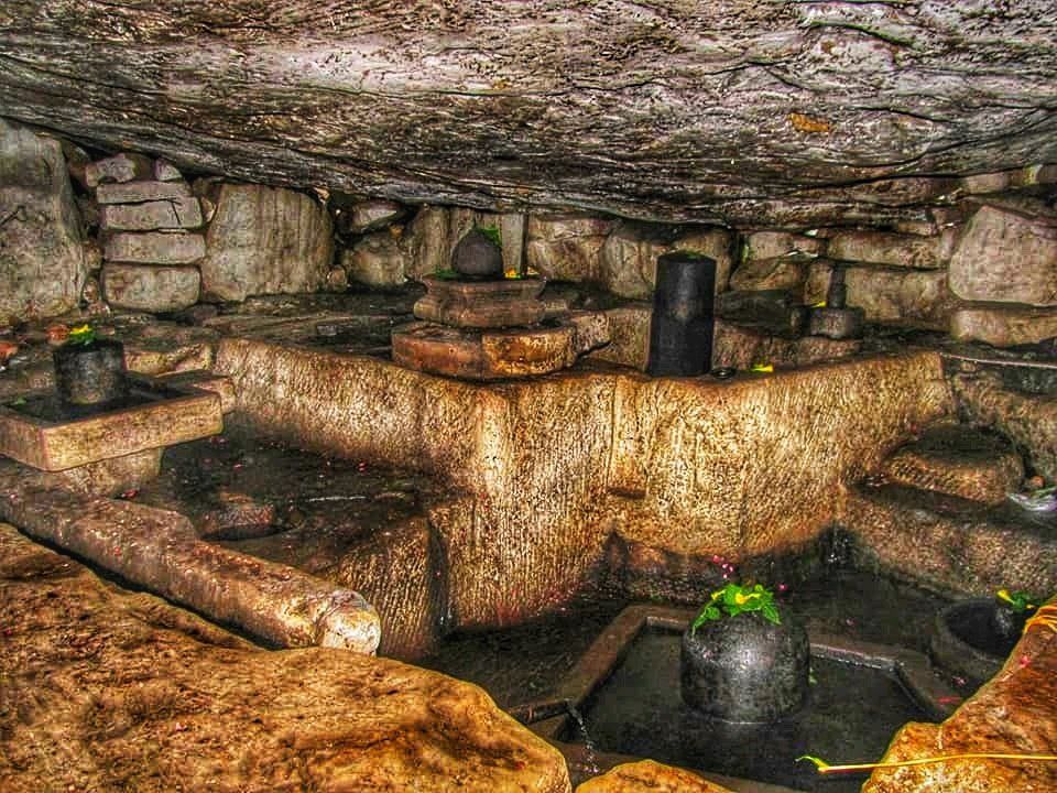 shivlalpatel18's tweet photo. In the Chitrakoot area, near the village Barha Kotra, there is a cave surrounded by rocks that houses five #Shivlings, from which an unending stream of water flows. It is believed that Banasur worshipped Shiva in this cave. According to the Puranas, Banasur's kingdom was located in #Dandakaranya (Madhya Pradesh). This site holds significant religious and historical importance.