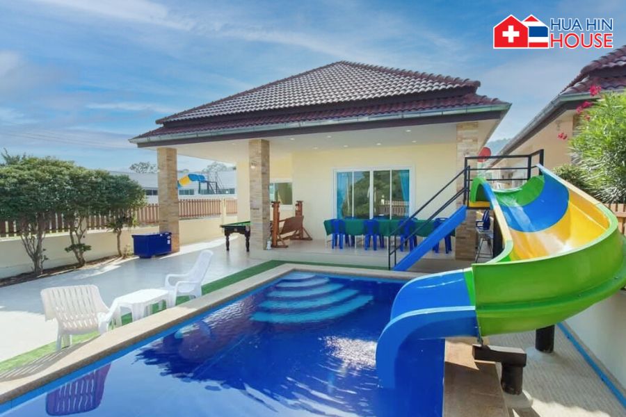 Swissthaipro's tweet photo. 🏡Hua Hin Soi 102 – der perfekte Mix aus Ruhe &amp; Komfort! 🌴 Nahe traumhafter Strände, Golfplätzen &amp; Top-Attraktionen bietet diese Immobilie:
https://t.co/cQ4h3zqNuP
✅ 4 Schlafzimmer, 2 Bäder
✅ Privater Pool 
✅ Voll möbliert
Neugierig auf mehr? #HuahinImmobilien https://t.co/U7uXWH0Nwg