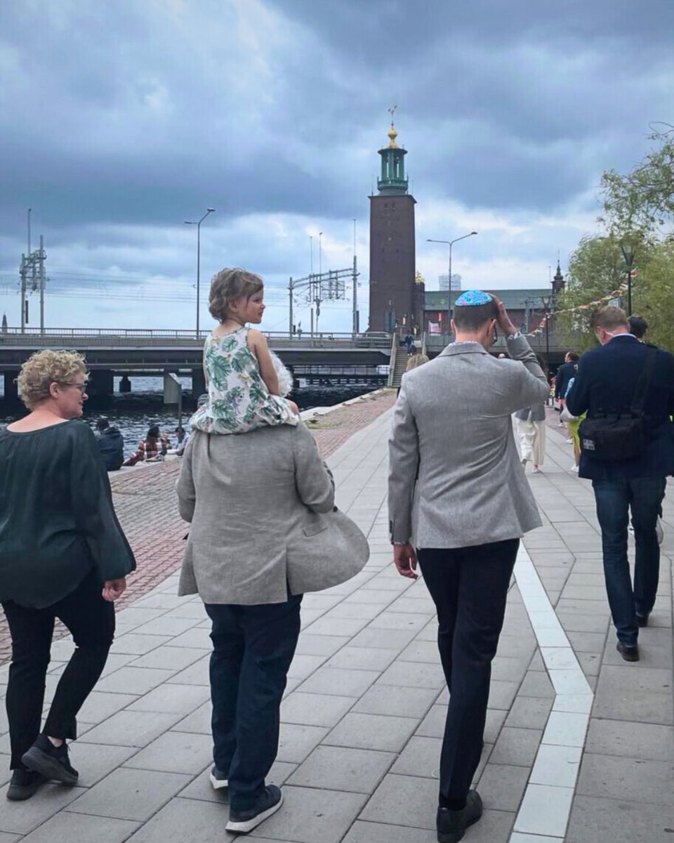 I dag uppmärksammas Förintelsens minnesdag runt om i världen och i Sverige, samtidigt som vi markerar 80 år sedan befrielsen av förintelselägret Auschwitz-Birkenau. 

Trots löftet "aldrig igen" visar nya siffror från polisen en ökning av antisemitismen i Stockholm efter Hamas