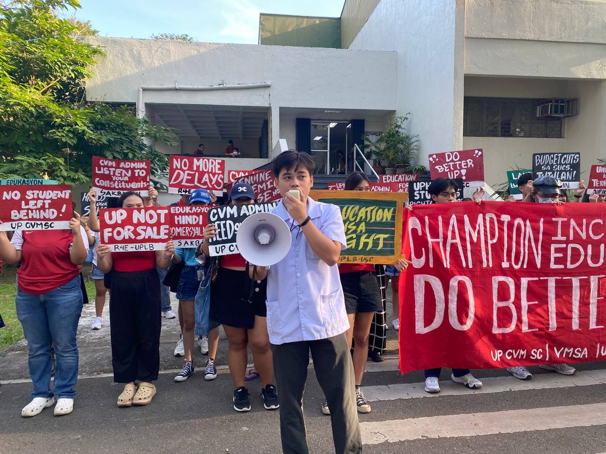 uplbperspective's tweet photo. Inilahad ni CVMSC Chairperson Sabino ang kinahaharap ng mga estudyante ngayong registration period.
Maalalang nagpatupad ng block sectioning at advanced registration ang pamunuan ng kolehiyo.
#FirstDayRage2025
#UPLBFightBack https://t.co/ZdHIBaR9my