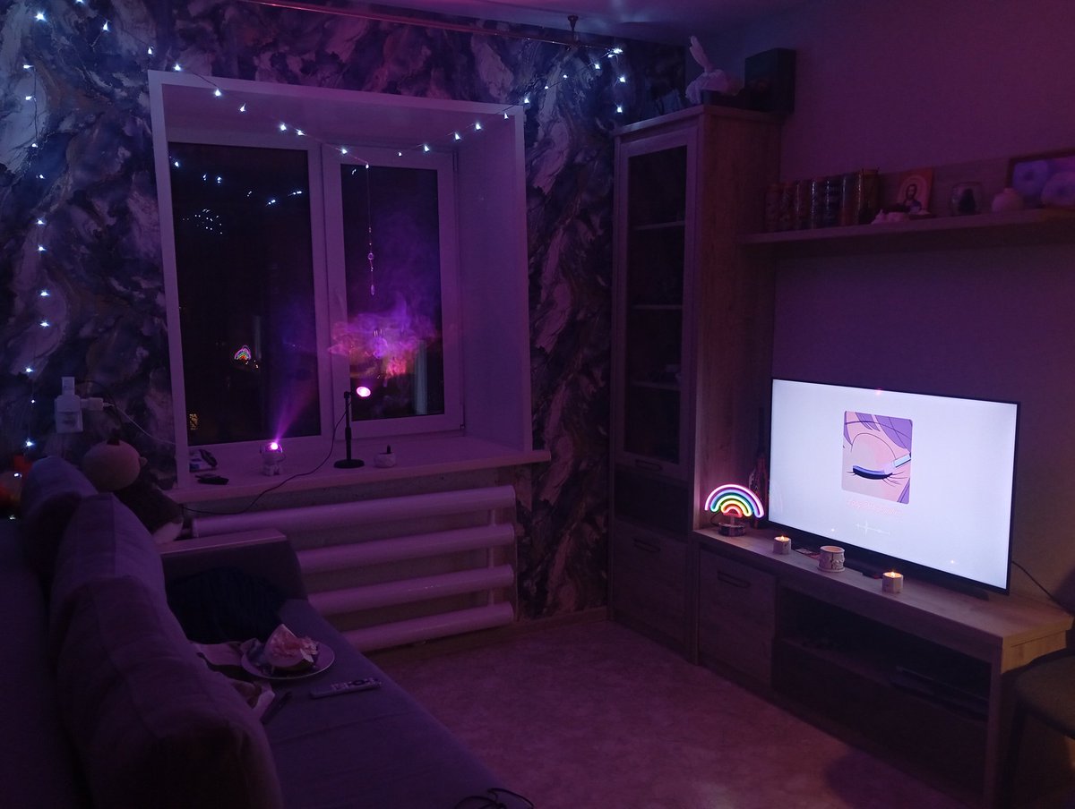 Моя новая квартира, кстати
Места меняются, эстетика остаётся