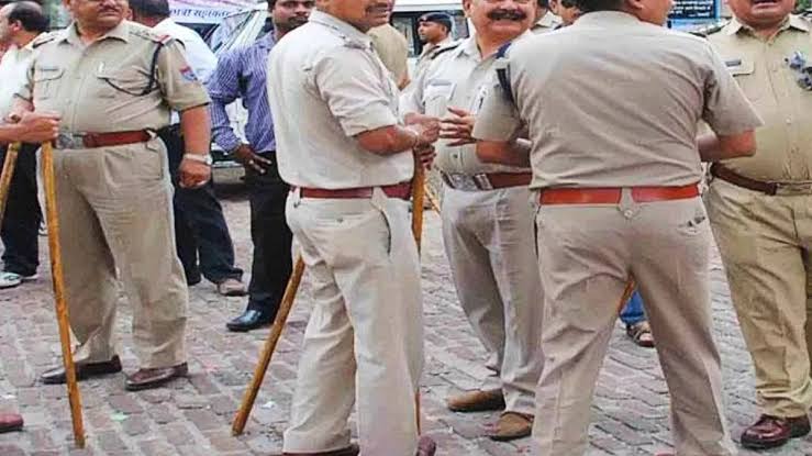 SaralTalk's tweet photo. मध्य प्रदेश की पुलिस भर्ती का रिजल्ट लगभग 20 महीने बीत जाने पर भी नहीं आया! 

वज़ह? 

1. 163 सीट विधानसभा BJP

2. 29 लोकसभा बीजेपी 

3. धर्म के नाम पर वोट ना कि RESULT के नाम पर 

4. सभी 

5. कोई नहीं 

#MPPoliceResult #मध्यप्रदेश_पुलिस_रिजल्ट_जारी_करो https://t.co/Dazmedzfen