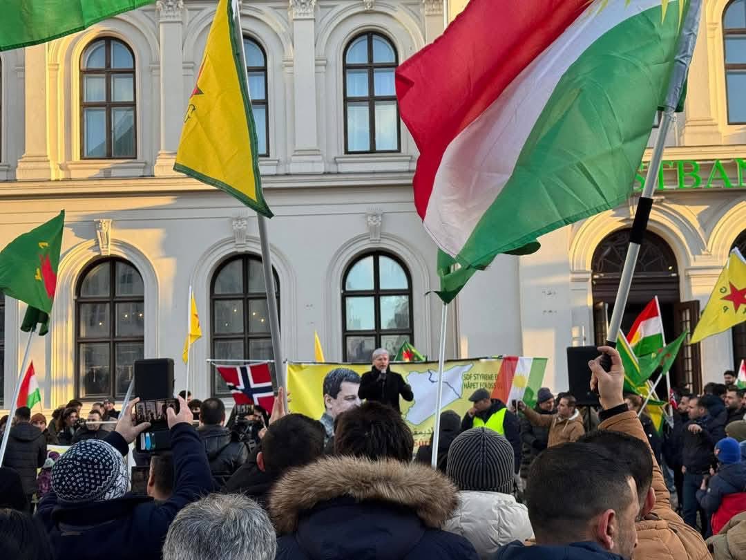 Demonstration in support of #Rojava and #SDF in the city of Oslo (Norway)

Li bajarê Oslo (Norwêc) ji bo piştgiriya Rojava u #QSD xwepêşandanek hat lidarxistin.

مظاهرة دعماً لروج آفا في مدينة أوسلو (النرويج)