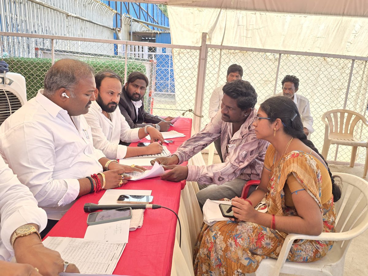 JanaSenaParty's tweet photo. జనసేన పార్టీ కేంద్ర కార్యాలయం, మంగళగిరిలో సోమవారం నిర్వహించిన జనవాణి కార్యక్రమంలో రాష్ట్రంలో వివిధ ప్రాంతాలకి చెందినవారు తమ సమస్యలను తెలిపారు. యలమంచిలి ఎమ్మెల్యే శ్రీ @vijaysundarapu గారు అర్జీలు స్వీకరించారు. తక్షణం పరిష్కరించాల్సిన సమస్యలపై సంబంధిత అధికారులకి తెలిపారు. జనవాణిలో పార్టీ నేతలు శ్రీ దుగ్గిశెట్టి సుజయ్ బాబు, శ్రీమతి అలియా, శ్రీ చంద్రరావు, లీగల్ సెల్ ప్రతినిధి శ్రీ పాతూరి రాజు పాల్గొన్నారు.