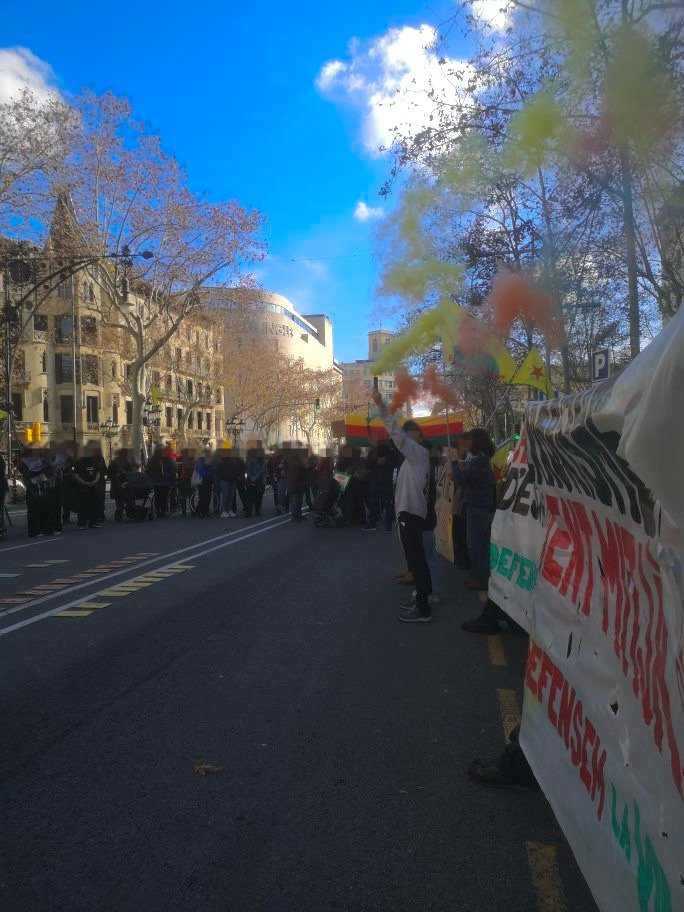 Ahir vam sortir als carrers per commemorar els deu anys de l'alliberament de Kobanê, i per rebutjar una nova invasió de la ciutat per part de Turquia🔥

Solidaritat internacionalista amb la resistència del poble kurd contra el terrorisme d’Estat✊

#10AnysKobanê #DefendRojava