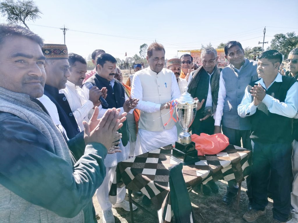 Ramkhelawanbjp's tweet photo. गृह विधानसभा क्षेत्र #अमरपाटन अंतर्गत आज मण्डल #मर्यादपुर के नौगांव नंबर 04 में आयोजित पंडित दीनदयाल उपाध्याय मण्डल स्तरीय क्रिकेट टूर्नामेंट 2025 के उद्घाटन समारोह कार्यक्रम में बतौर मुख्य अतिथि सहभागिता कर खिलाड़ियों से परिचय प्राप्त करते हुए एवं वहां मौजूद स्थानीय, दूर दराज से आए खेल प्रेमियों,युवा साथियों का उत्साहवर्धन किया।

समारोह में मेरे साथ जिला पंचायत अध्यक्ष सतना श्री रामखेलावन कोल जी सहित भाजपा पदाधिकारी, मण्डल के पदाधिकारियों एवं स्थानीय जन प्रतिनिधियों की मौजूदगी रही।