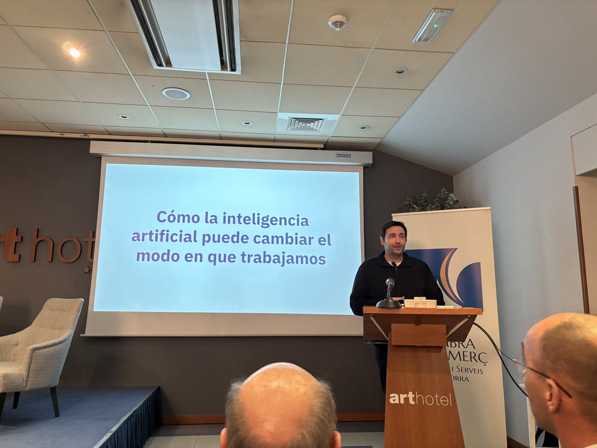 Actinn_andorra's tweet photo. 🎯IA en acció: Xavier Mitjana ens explica com la IA  impulsa la innovació i competitivitat empresarial, destacant les oportunitats que ofereix per a empreses de qualsevol mida.

#cambraandorra #iaenacció #actinn #innovació #novestecnologies https://t.co/RKCR8ewuLF