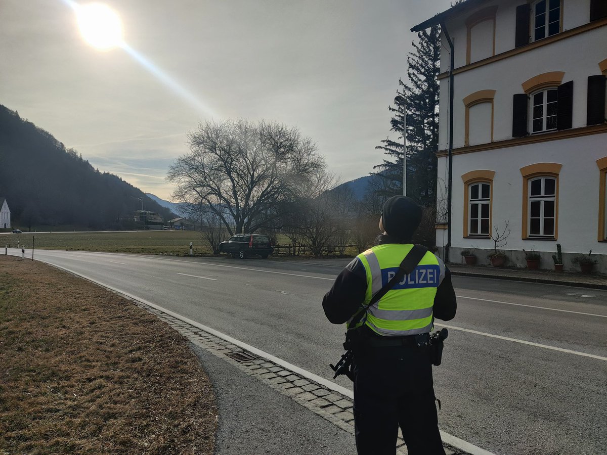 bpol_bepo's tweet image. Guten #Morgen von der deutsch-österreichischen Grenze! 🇩🇪🇦🇹☀️

Die Kolleginnen und Kollegen der BPOLABT #Hünfeld unterstützen die BPOLI #Rosenheim bei den wiedereingeführten Grenzkontrollen. Seit den frühen Morgenstunden sorgen sie am Grenzübergang für Sicherheit und Ordnung.