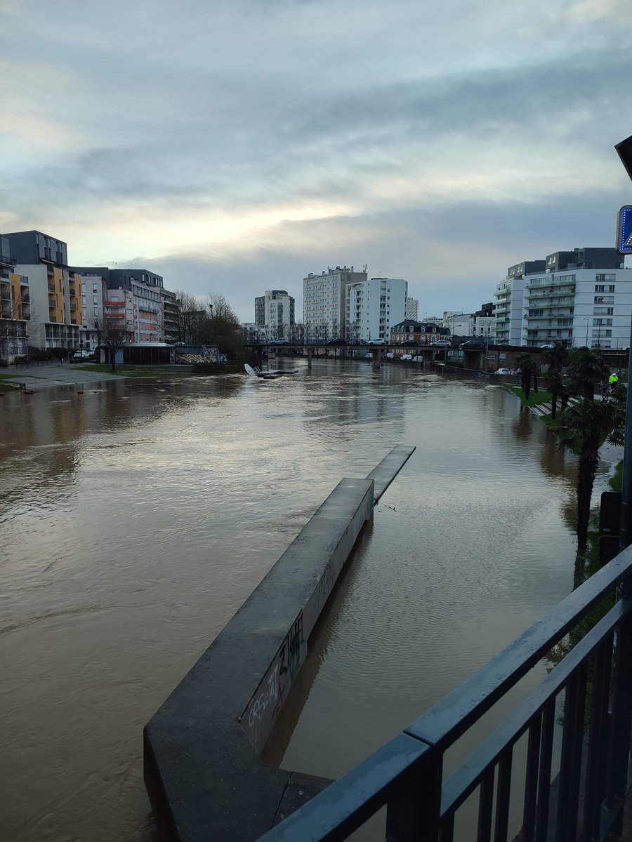 La Vilaine en crue, quai de la Prévalaye, à Rennes