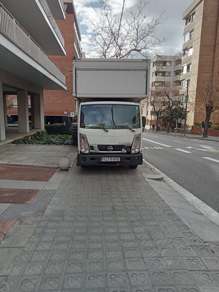 jribasg's tweet photo. Sembla mentida que hagin tan males persones que deixin els vehicles ocupant totalment la voravies sense deixar pas als peatons. Carrer Ganduxer en front del num. 130 de Barcelona https://t.co/m31bT2KTvh