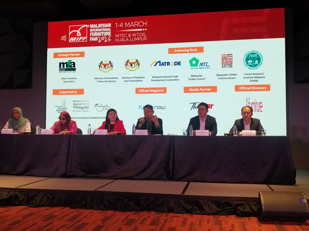 FRIMKepong's tweet photo. @FRIMKepong hadir Pre-Show Press Conference &amp; Networking MIFF (23/1) bg memperkukuh hubungan industri perabot. 

FRIM akan sertai #MIFF2025 (1-4/3), ketengahkan 
✅kemudahan makmal ujian
✅#FRIMPCS
✅piawaian antarabangsa terkini
✅bahan mampan &amp; alternatif pembuatan #perabot https://t.co/DTbELEwDlj