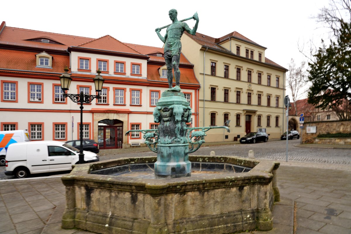 Forstler1's tweet image. Die Fleischerstadt Dohna

Auf dem Marktplatz der alten sächsischen Kleinstadt Dohna befindet sich ein auffälliges Denkmal (1912), das an die Fleischer von Dohna erinnert.

Als es im 15. Jahrhundert in Dresden einen großen Fleischmangel gab, lieferten Dohnaer Fleischer spontan ihr…