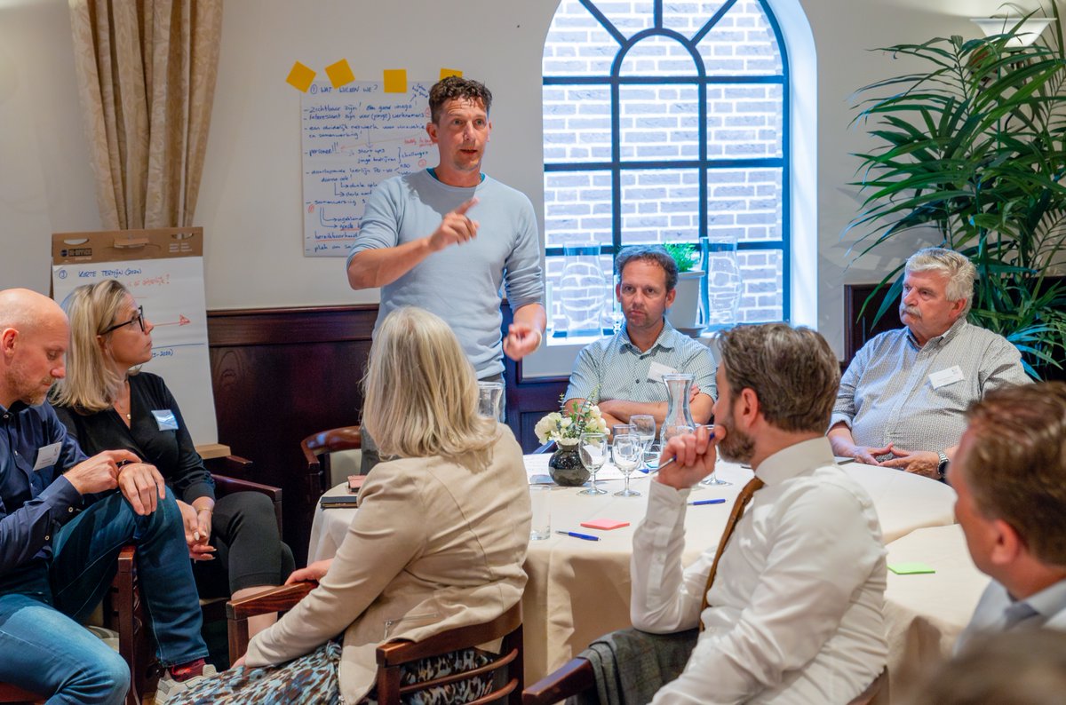 De Liemers moet een campus krijgen gericht op de maakindustrie. Hier komen jongeren in contact met het bedrijfsleven om ze te binden aan de regio.  Campus de Liemers kan ook een plek zijn voor volwassenen om opleidingen en bijscholingen te volgen. Lees:

lnkd.in/e_BZSqTH