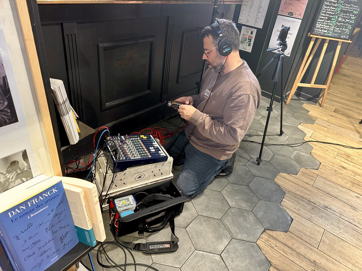 On prépare le plateau de tournage au Charl’s café, de la librairie Charlemagne à Toulon, qui nous accueille pour "Territoire éco Var" à découvrir sur les sites et plateformes numériques du groupe <a href="/Var_Matin/">Var-matin</a> et <a href="/Nice_Matin/">Nice-Matin</a> @guilemricavi <a href="/mcberenger/">Marie-Cécile Bérenger</a> <a href="/amandroussel/">Amandine Roussel</a> <a href="/lorisbiondi/">Loris Biondi</a>