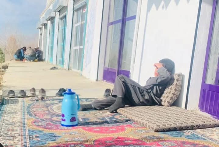 TariqBadr0's tweet photo. وروره مه ځه سالار اور دی!
دادمحمد #ناوک
 
سالار؛ د تېرې اورنۍ معرکې، سرښندنې، ځان تېرېدنې او مبارزې سالار پاتې شو، داسې چې هره لوټه، هره ونه او هر دېوال يې په اورونو کې پوخ شو، د غونډيو پر سرونو د کلاوو پر دروازو يې د ابادو شویو دنګو کوټو بې شیشو کړکیو تر رنګینو بیرغونو لاندې داسې تېرېدونکي هر لاروي ته راکتل، لکه د خپل درد او ټپي وضعیت داستان چې اورول غواړي. 

سړي به انګېرل چې دلته ونې غږېږي، دوی د تېرې مبارزې کیسې کوي او د سترګو لیدلی حال شریکوي: 

د سړک تر څنګ ټانګ والوت، اور او خاورې سره یو ځای پورته شوې، ګرد لا کېنستی نه و، چې له نورو ټانګونو پرلپسې ضربو د ونو پاڼې رېبلې، د تړل شویو دوکانونو دراوزې يې غلبېولې او نابلده کرېږو او په پردۍ ژبه ښکنځلو سیمه په سر واخیسته، په مخابرو کې له ښکنځلو وروسته د څنګ غونډۍ له پوستې توپ فیر شو او د مخامخ کورونو له منځه لویه دوړه پورته شوه!

دا د سالارو د څو متره فاصلې هر ورځنی حال و، دلته پر ځوانانو له بوستو نښه زده کېده، له دوکاندرانو خوراکي توکي په وچ زور وړل کېدل او د ماشومانو د شوخۍ او کړسنده خنداګانو درک داسې ورک و، لکه دلته چې یوازې څړه ګان د موقت وخت لپاره اوسي!

همدا سالار، چې د کتار تېرېدو په وخت کې د سپرلۍ سلامتې موټرې د کمپاین د موټروانانو تر موټرو لاندې شوې، چې یوازې به پکې د مرمیو ضربې، د اورونو لمبې او د ګړندیو تېرېدونکو موټرو هارنونه اورېدل کېدل؛ اوس د ژوند سالار دی، داسې لکه هر د ېوال، هره ونه او او غلبیل شوی هر دوکان چې مغرور ولاړ وي، د خپلې مبارزې د بریا پیاوړی احساس کوي او هر ليدونکي ته ور پام کوي چې څنګه د اورونو له منځه ش...هی...د، غــــــــــازي او عزتمن را و ووت، نه يې امریکايي سپېشل فورس، نه داخليانو او نه د کمپاین په نوم ازاریانو غرور مات کړ!

اوس پکې ګام په ګام هوټلې دي، دوکانونه يې تر نیمو شپو خلاص وي، پر غونډیو ابادو شویو کلاوو کې ژوند شروع شوی او د کړکیو پر شیشو د لګیدونکو وړانګو انعکاس سړی مسکی کوي، لکه دوی چې هم خاندي!

اوس يې پر خړو مغرورو دېوالونو رنګین بیرغونه نه ښکاري، چې ترې لاندې به د وسلې تورې خولې د خلکو رېبلو ته شېبې شمارلې؛ اوس کوم د چرسو دوړو کې امریکايي کېمپو ته د کانتینرونو لېږدونکی ځوان نه وايي: 
درته نېولې مې ځولۍ، سر مې سرتور دی
وروره مه ځه سالار اور دی، وروره مه ځه!

نه هم کوم کرایه شوی افغان د بې وسۍ وروستي حد کې د امریکايي چوپړ له ستومانۍ دا غږ پورته کوي: 
اور ولګوې، اوباما په کمپاینو باندې
وړکي يې تبا کړل، د سالارو کمېنو باندې
او ورلګوې!

اوس سالار د ژوند سالار دی، داسې سالار چې د هر دېوال او هرې معززې لوټې تاریخ يې باید خوندي شي!
 ۱۴۰۲/۹/۱۹
تصویر؛ د سالارو د یو هوټل مخې پیتاوي ته غځیدلی ماشوم :)