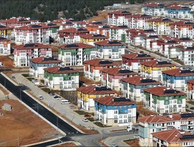 cemsancar's tweet photo. o kadar kriz varken, yaşanırken:

deprem fırtınasından sonra devletin yaptığı ve teslim ettiği konut 201 bini geçmiş. 200 bin!

2025 de 250 bin konutu teslim edecekler. toplam 450 bin konut ve işyeri...

ya biri de çıkıp helal olsun şu Çevre ve Şehircilik Bakanlığına demeyecek mi birader?

onu anlamadım ben...
#depremkonutları @csbgovtr