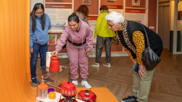 [Extra] Huizer Museum zet groeikern Huizen centraal in nieuwe expositie; ‘Hier zitten zo veel verhalen in’ -  huizernieuws.nl/l/349978