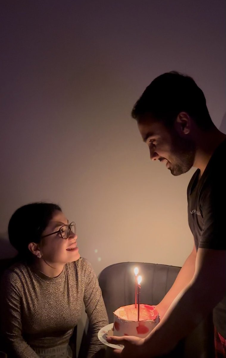 İnsan yarımdır, eşini bulunca bütünleşir.
Sen sevgilim, sen benim bütünümsün.