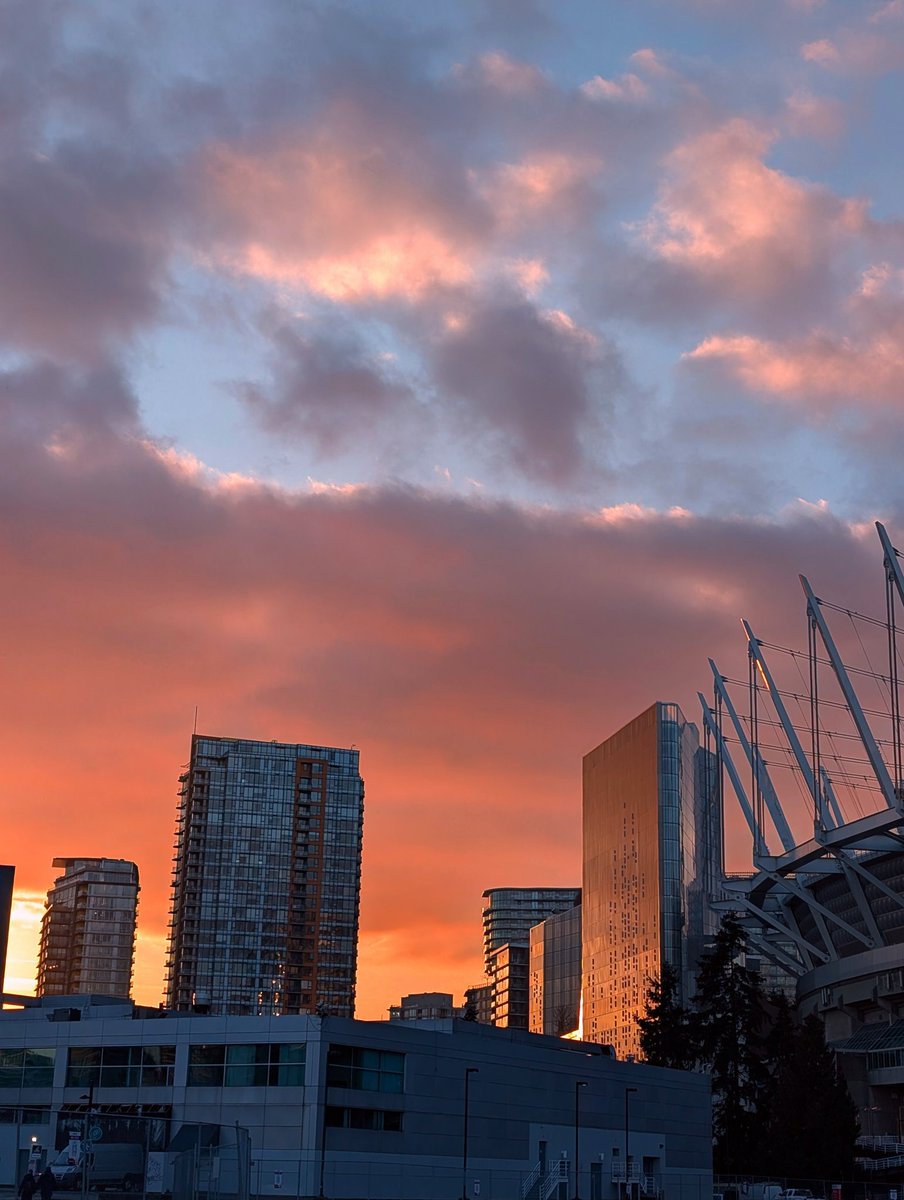 rushipatel107's tweet photo. Golden hues painting the city skyline 🌇✨
#SunsetVibes #Cityscape #GoldenHour #NatureMeetsUrban #SkylineGoals #Vancouver https://t.co/kRyuaq9jVn