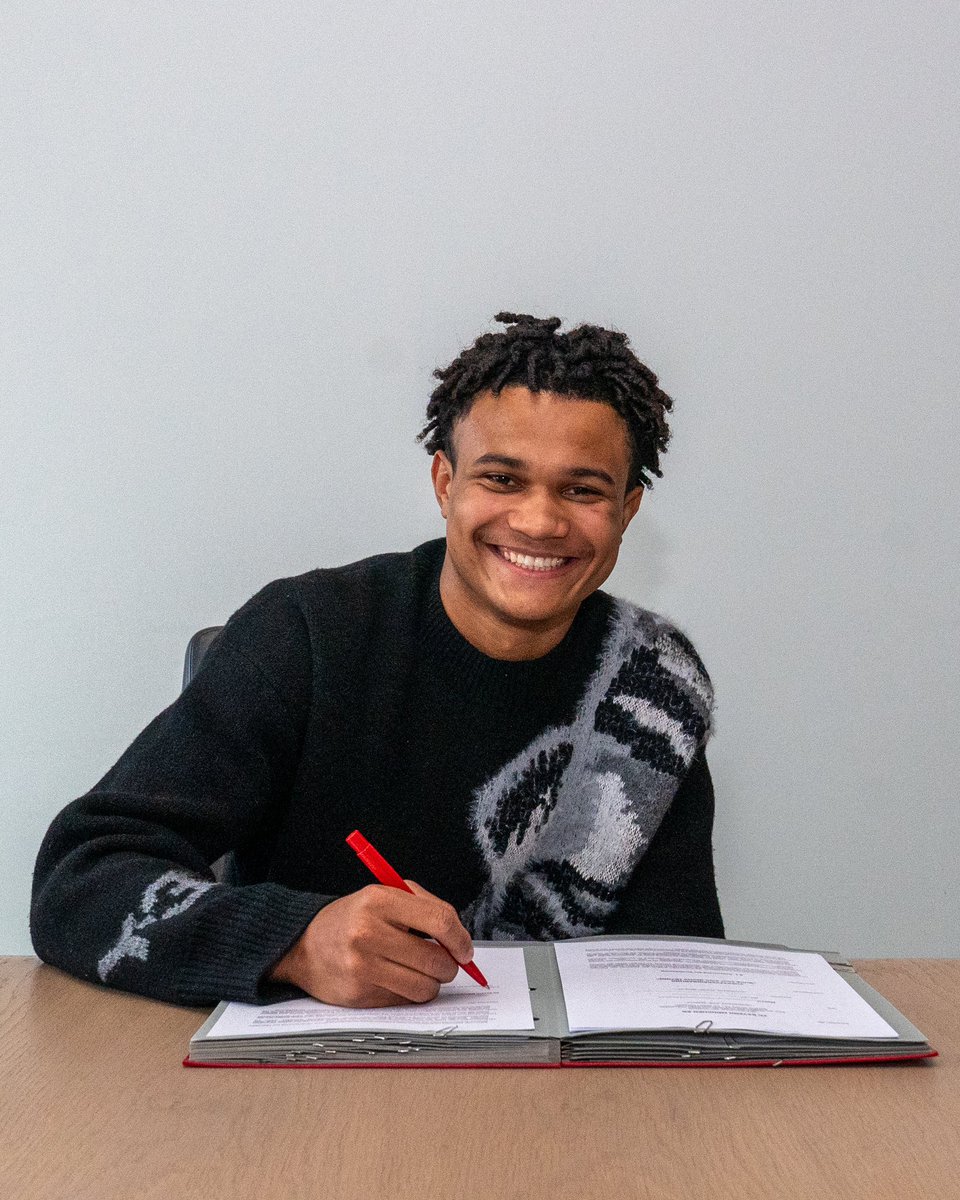 MunchenFRBL's tweet photo. Le Bayern a signé le jeune latéral gauche de St Pauli, Julien Yanda (17 ans,) pour un contrat jusqu'en 2028.

Il intégrera la seconde équipe du club bavarois. https://t.co/3GGyBPxR8u