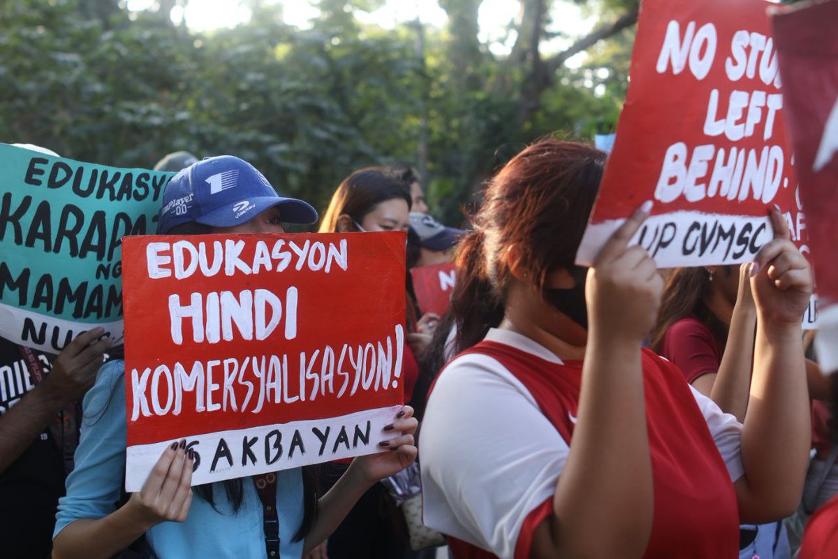 uplbperspective's tweet photo. Bilang pagpapatuloy ng programa, nagmartsa mula CVM papuntang Physical Sciences Building ang delegasyon upang dumugsong sa mas malawak na pagkilos ng sangkaestudyantehan ng UPLB.
#FirstDayRage2025
#UPLBFightBack https://t.co/hYxrf9I2T4