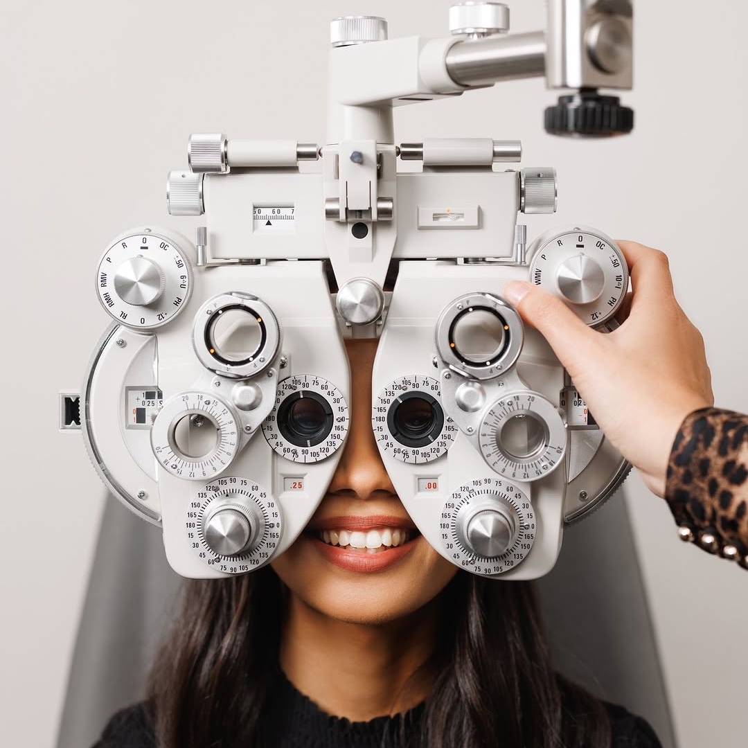waterfallcorner's tweet image. Your perfect eyewear starts with the perfect prescription. 

Before the year runs away from you, schedule your annual eye test with @ExecuspecsSA. 🤓

For bookings 📞 010 596-8939

#WaterfallCorner #ExecuSpecs #EyeTest #Eyewear