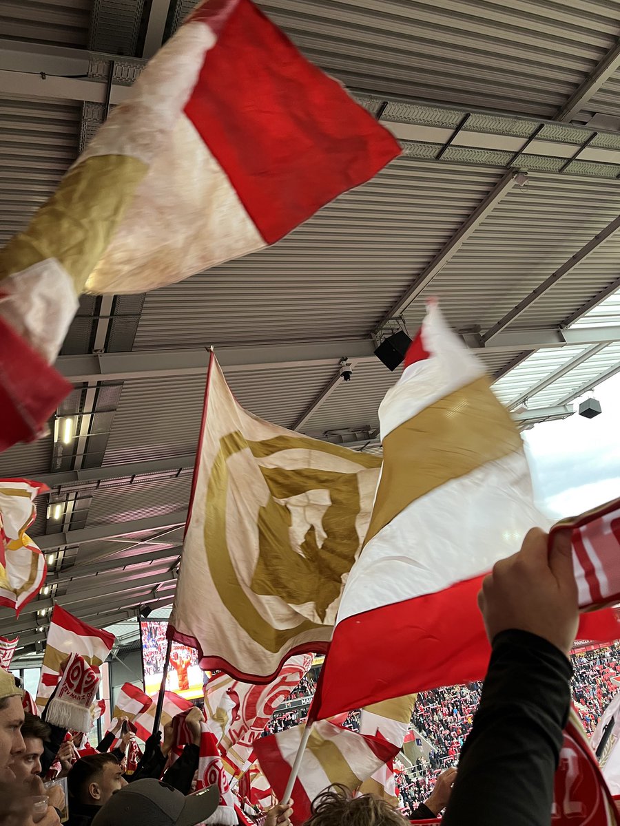 wormselmenschen's tweet photo. HIER REGIERT DER FSV! 🔴⚪️🟡⚪️🔴
#m05vfb #Mainz05 https://t.co/zuXLFhUXup