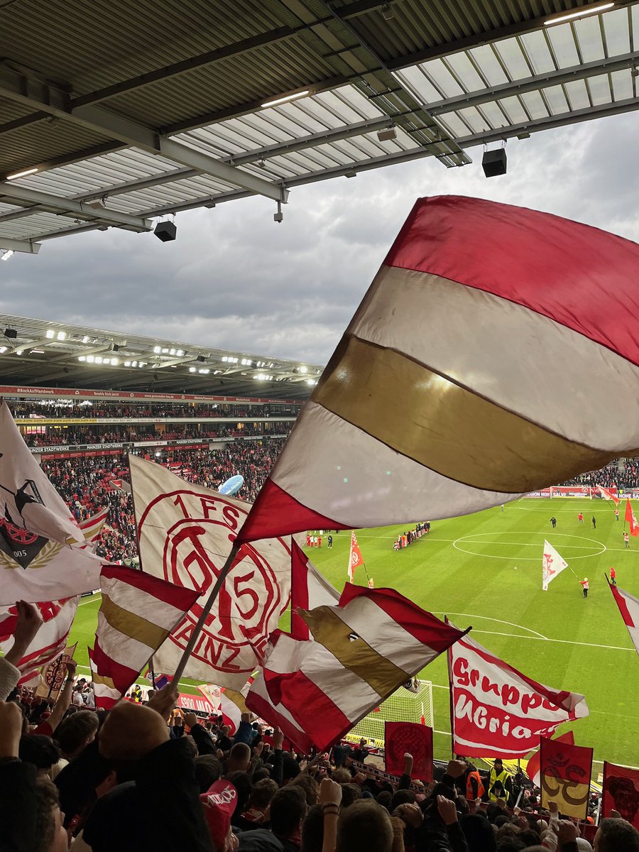 wormselmenschen's tweet photo. HIER REGIERT DER FSV! 🔴⚪️🟡⚪️🔴
#m05vfb #Mainz05 https://t.co/zuXLFhUXup