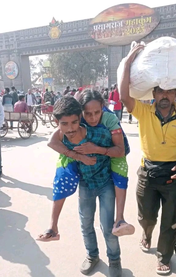 ADARSHDUBEMAHI's tweet photo. महाकुंभ मेला 2025 के लिए 7000 करोड रुपए का बजट केंद्र सरकार और राज्य सरकार को मिलाकर खर्च किया जा रहा है लेकिन इस बजट का आम आदमी को क्या फायदा होगा कोई बता सकता है?

फिर भी पीठ पर ही ले जाना पड़ रहा हैं 🥹

@yadavakhilesh  @RahulGandhi @MahaaKumbh @myogiadityanath @aajtak https://t.co/rdaKAyy7wJ