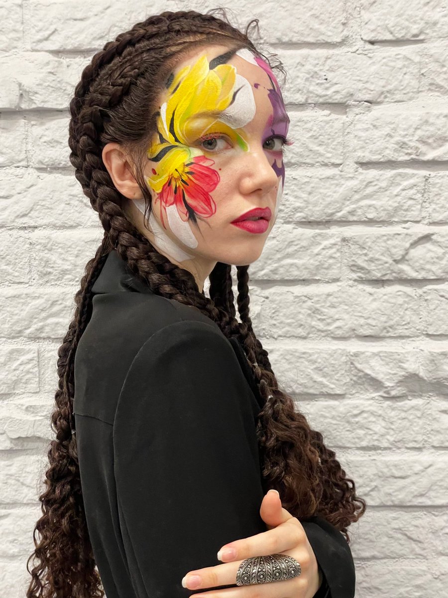JurSchool's tweet photo. 本日はヘアメイクアーティストの宮崎龍さんをお招きし、ビューティーメイクのデモンストレーションとJIRO @Amazing_Jiro とのコラボレーションメイクの特別講義を開催いたしました。
スキンケア、ベースメイクの基礎からアートメイクまで、充実した内容でとても有意義な講義となりました。 https://t.co/qunxagf7R0